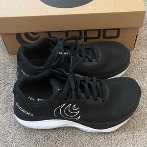 Topo Athletic- W Atmos- Black/White size 7.5